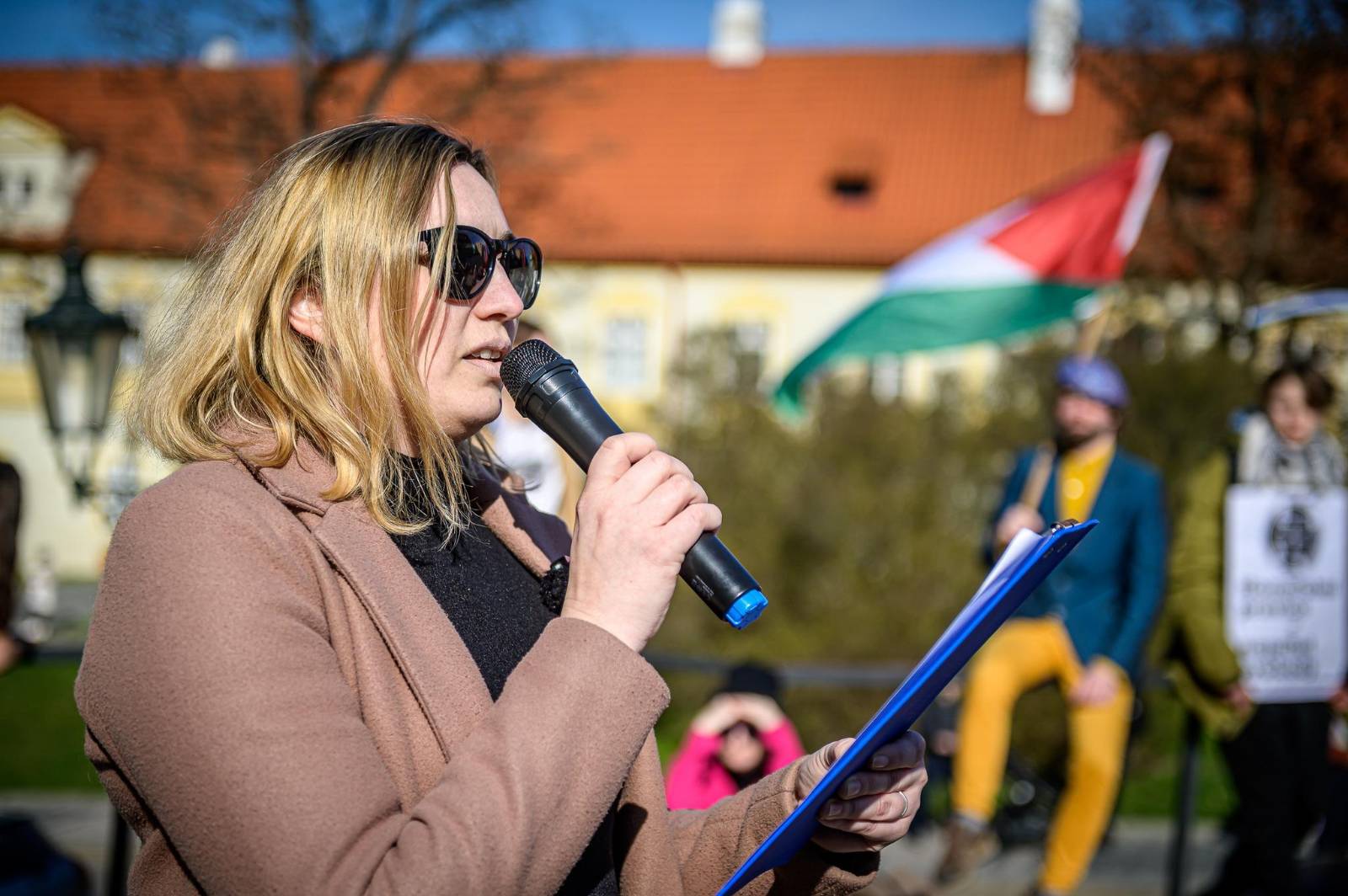 Klára Kadár promlouvá na demonstraci