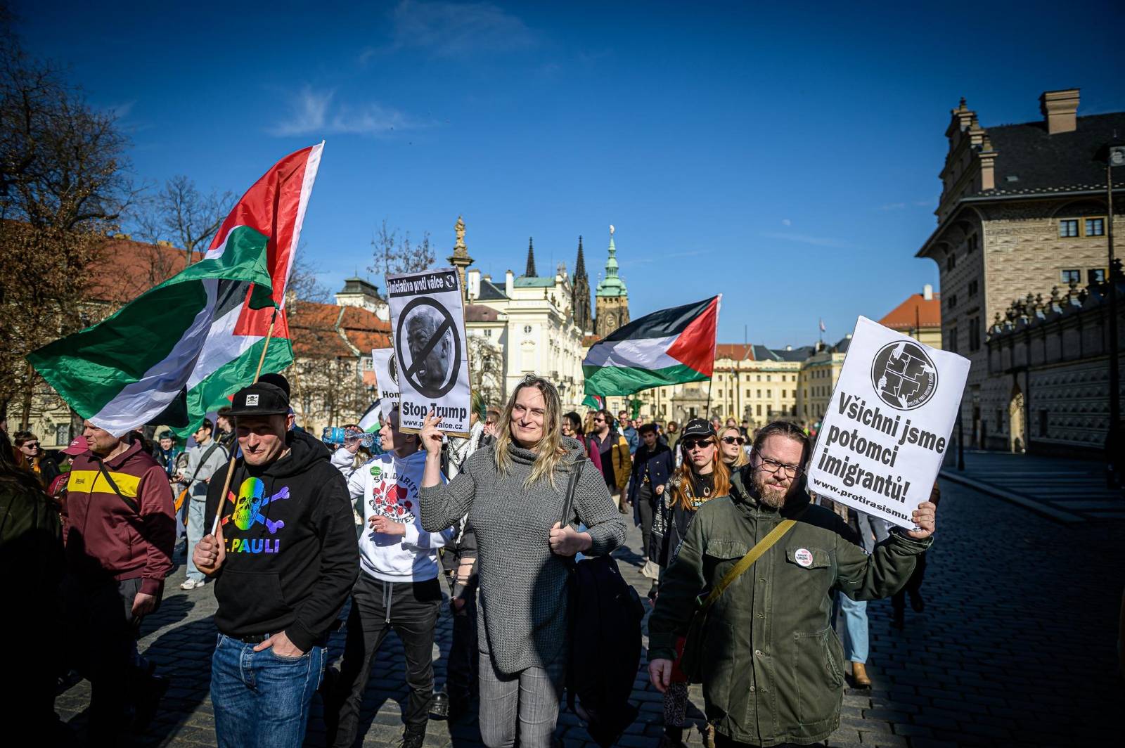 Demonstranti s transparentem Všichni jsme potomci imigrantů